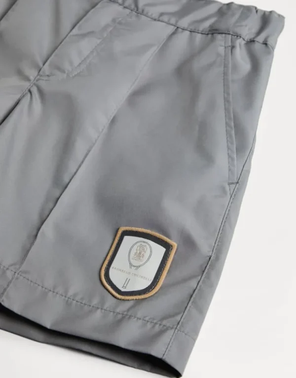 Brunello Cucinelli Bermuda aus Nylon mit Innenriegel, Bundfalten und Tennis-Badge | Kinder Travelwear