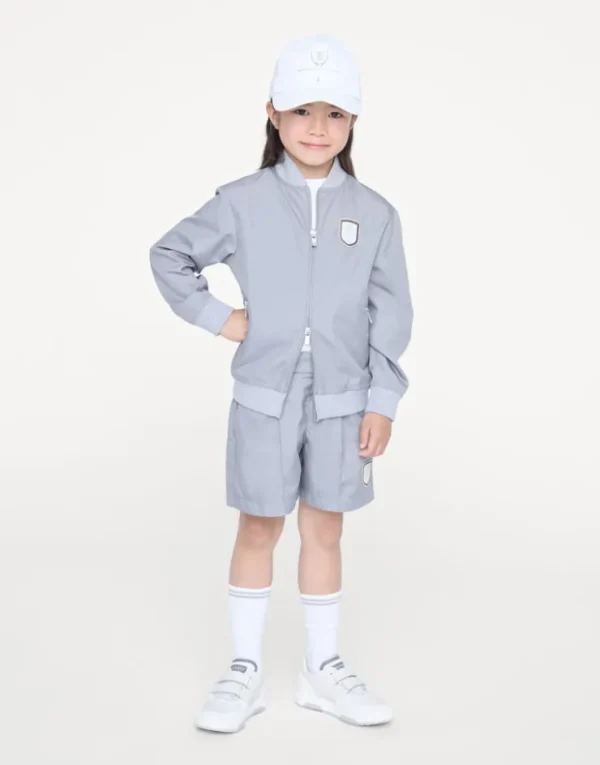 Brunello Cucinelli Bermuda aus Nylon mit Innenriegel, Bundfalten und Tennis-Badge | Kinder Travelwear