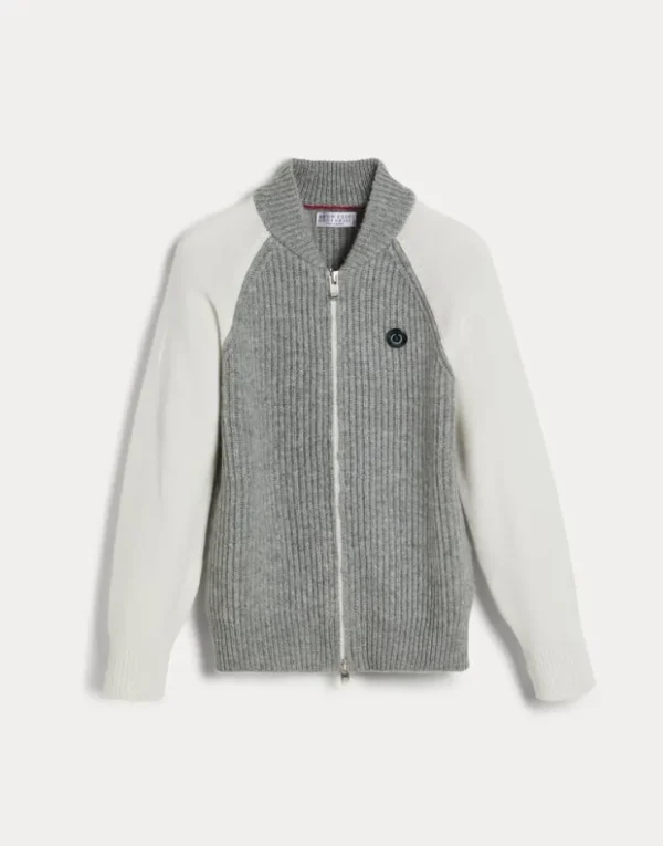 Brunello Cucinelli Cardigan aus Kaschmir in Patentstrick mit kontrastierenden Raglanärmeln und Anstecknadeln | Kinder Strickwaren