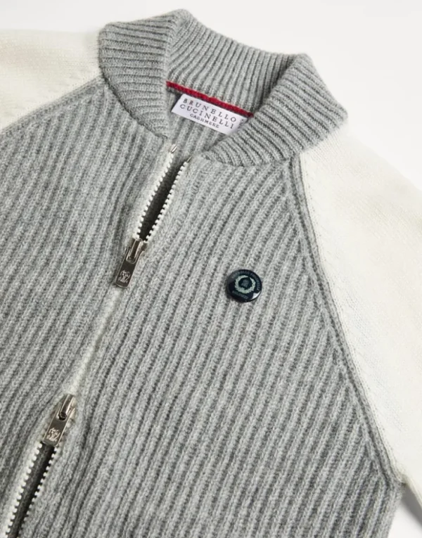 Brunello Cucinelli Cardigan aus Kaschmir in Patentstrick mit kontrastierenden Raglanärmeln und Anstecknadeln | Kinder Strickwaren