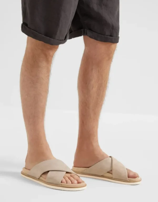 Brunello Cucinelli Crossover-Pantoletten aus gewaschenem Veloursleder | Herren Pantoletten & Flipflops