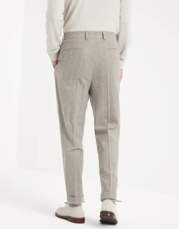 Brunello Cucinelli Hose in Leisure Fit aus gekämmtem Flanell mit breiten Nadelstreifen aus Wolle und Kaschmir mit Bundfalten | Herren Hosen