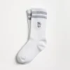 Brunello Cucinelli Socken aus gestreiftem Baumwoll-Rippenstrick mit gesticktem Logo | Kinder Accessoires