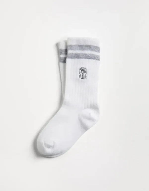 Brunello Cucinelli Socken aus gestreiftem Baumwoll-Rippenstrick mit gesticktem Logo | Kinder Accessoires