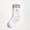 Brunello Cucinelli Socken aus gestreiftem Baumwoll-Rippenstrick mit gesticktem Logo | Kinder Accessoires