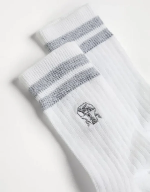 Brunello Cucinelli Socken aus gestreiftem Baumwoll-Rippenstrick mit gesticktem Logo | Kinder Accessoires