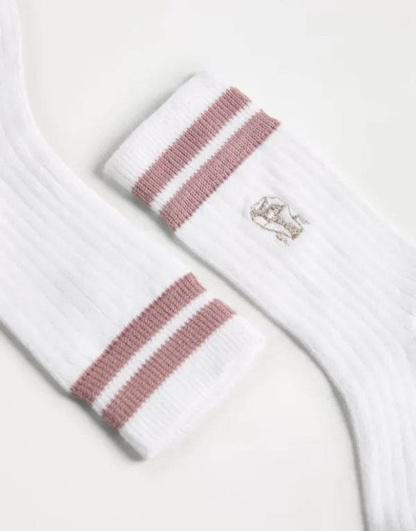 Brunello Cucinelli Socken aus gestreiftem Baumwoll-Rippenstrick mit gesticktem Logo | Kinder Accessoires